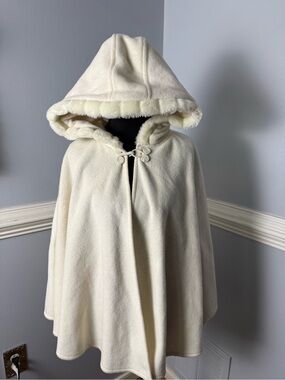 Vintage Worthington Cream Hooded Cape Jacket. One size. Toggle Clasp